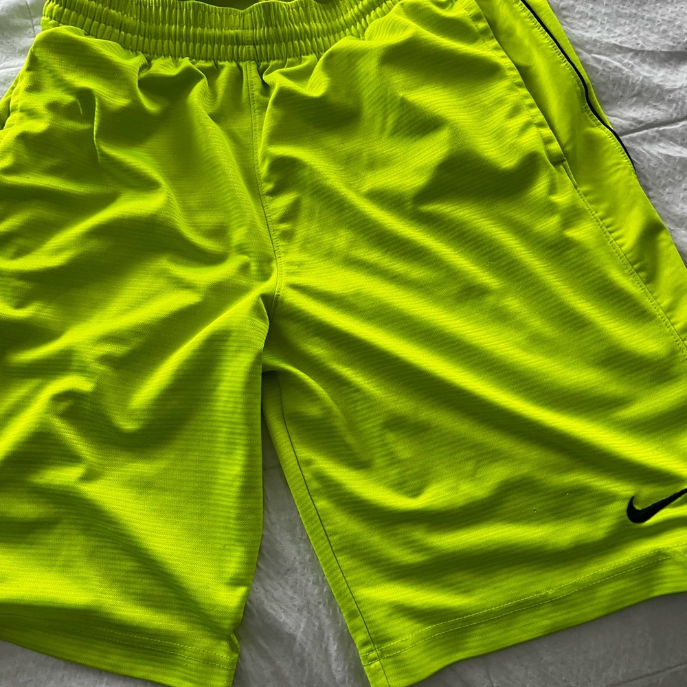 Med men’s Nike ball shorts